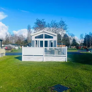 https://the-hideaway-lodge-with-hot-tub.yorkshirehotels.net